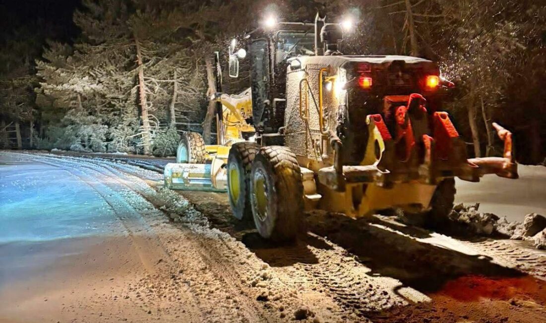 Manisa Büyükşehir Belediyesi ekipleri, kar yağışı nedeniyle gece boyunca mesai
