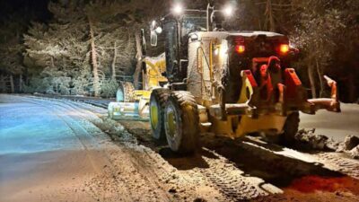 Manisa Büyükşehir Belediyesi ekipleri, kar yağışı nedeniyle gece boyunca mesai